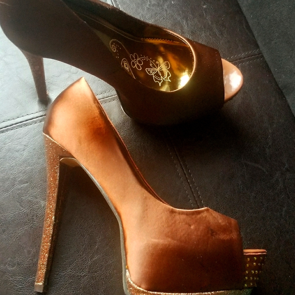 Platform open toe pump